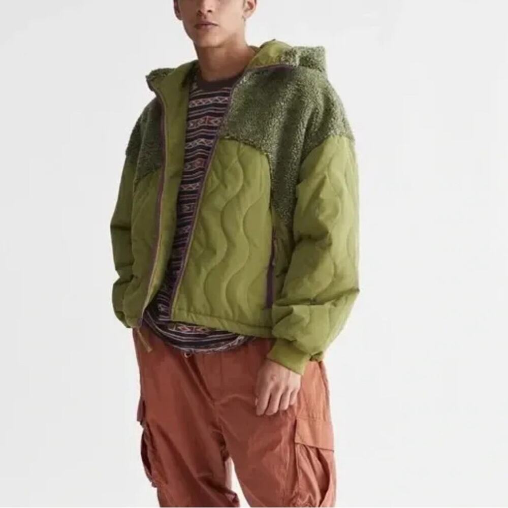 NWT URBAN OUTFITTERS Men’s M Oversized Olive Green Piled Fleece & Quilt Jacket